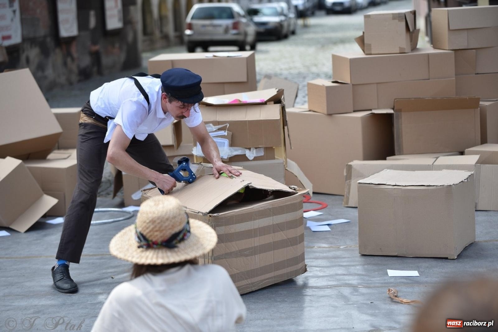 Zdjęcie w galerii na portalu naszraciborz.pl: Co to za cyrki? Spektakl na raciborskim Rynku wiadomości z regionu