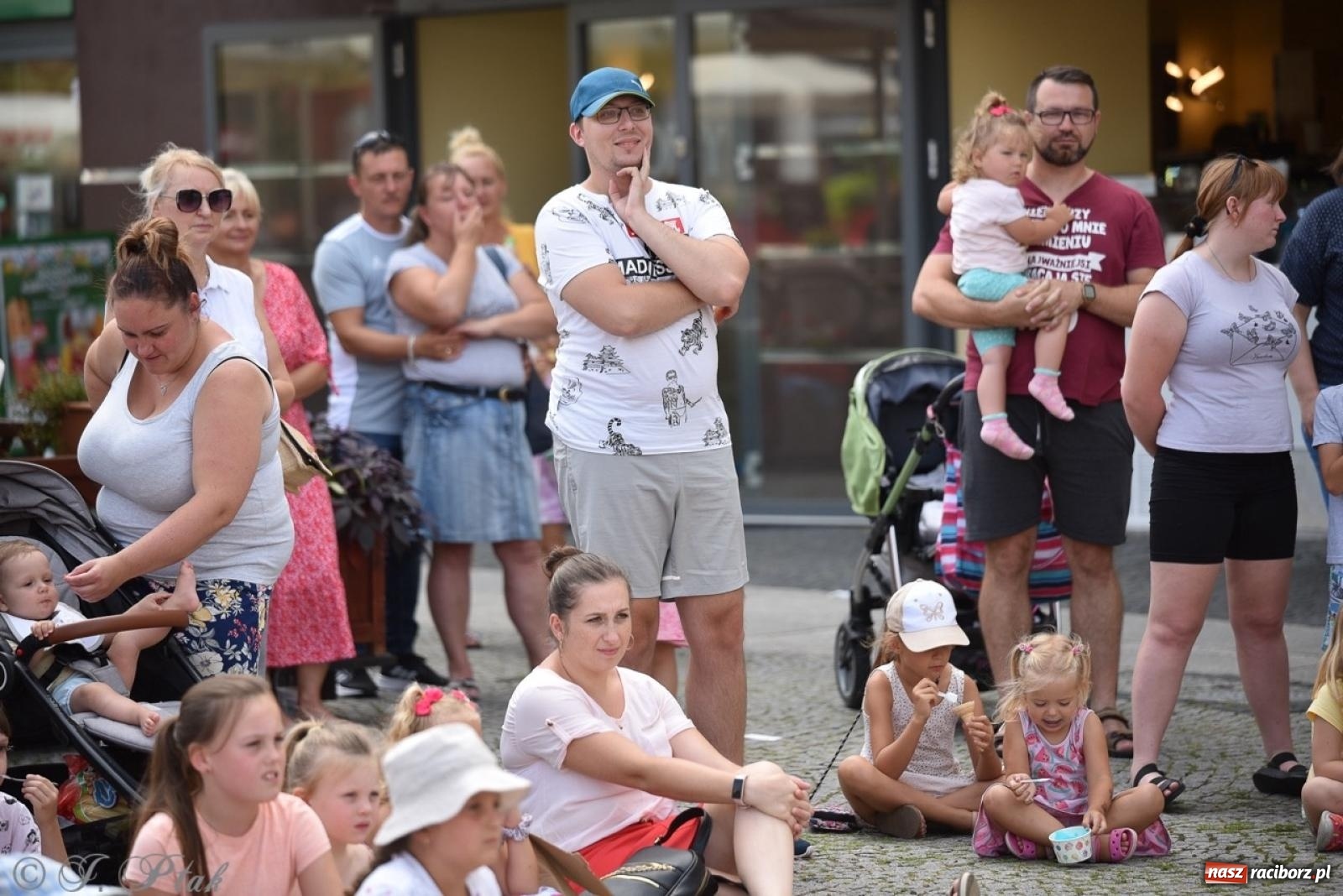 Zdjęcie w galerii na portalu naszraciborz.pl: Co to za cyrki? Spektakl na raciborskim Rynku wiadomości z regionu