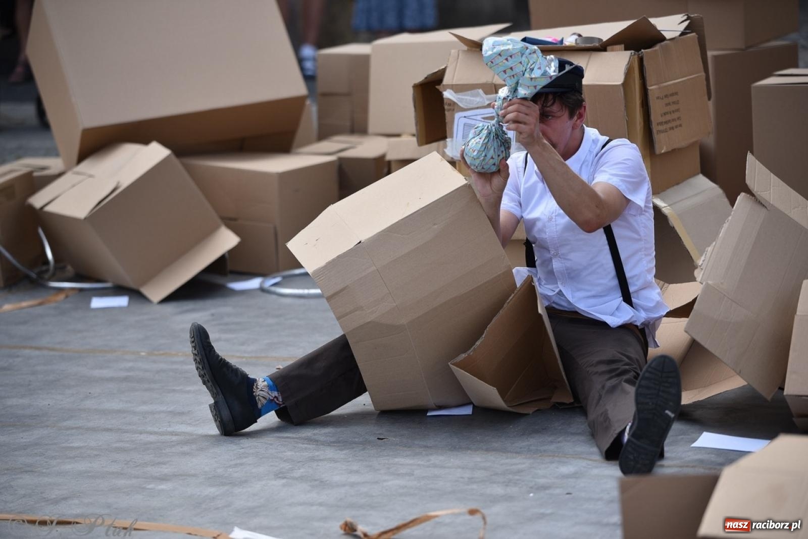 Zdjęcie w galerii na portalu naszraciborz.pl: Co to za cyrki? Spektakl na raciborskim Rynku wiadomości z regionu