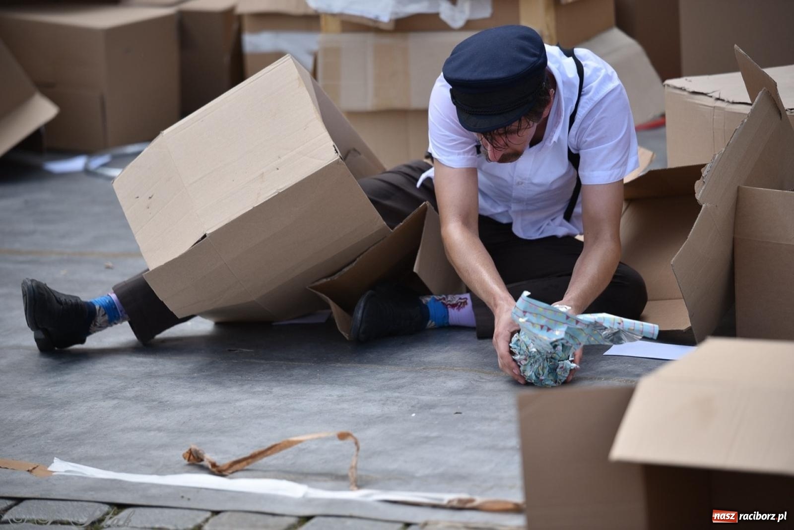 Zdjęcie w galerii na portalu naszraciborz.pl: Co to za cyrki? Spektakl na raciborskim Rynku wiadomości z regionu