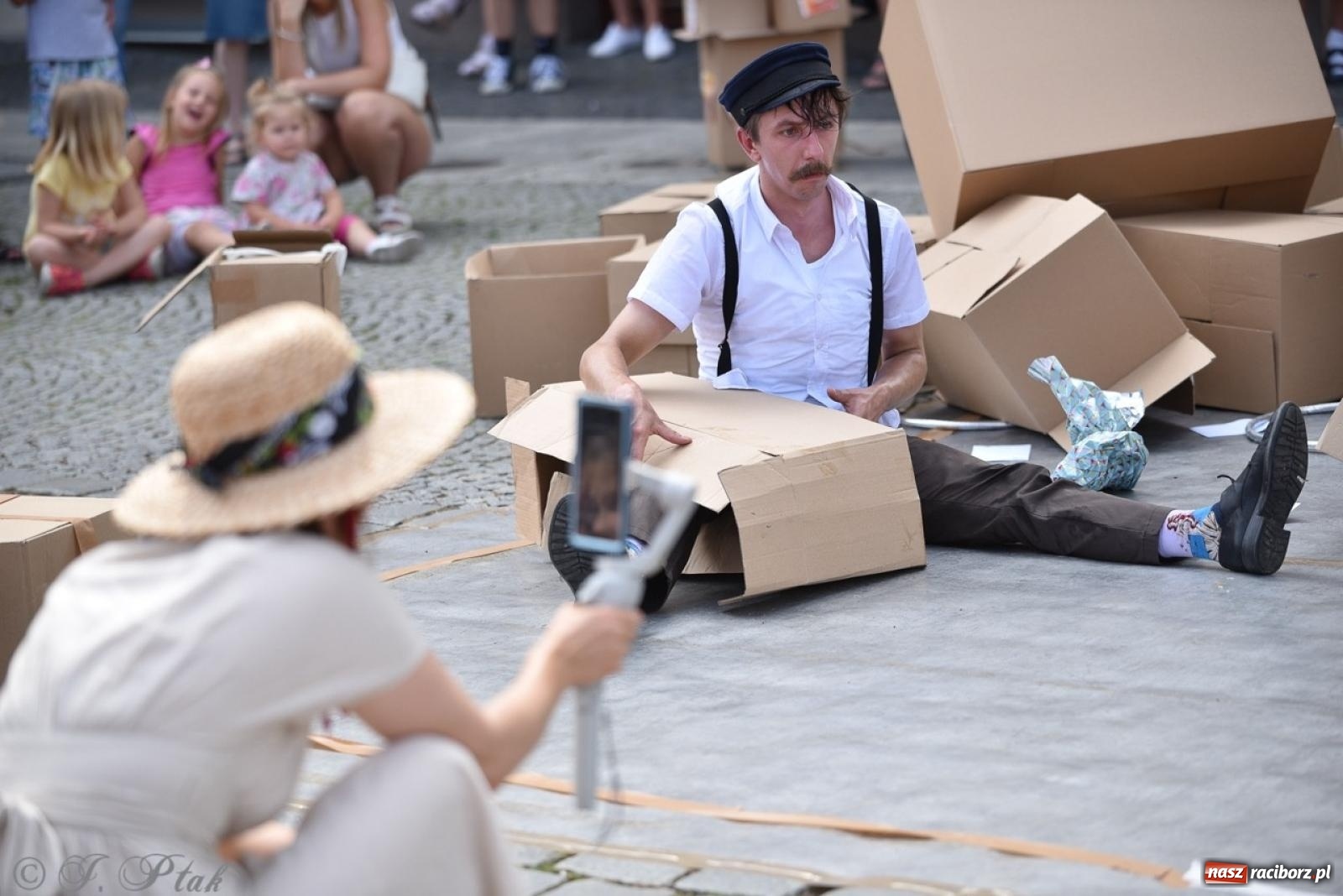 Zdjęcie w galerii na portalu naszraciborz.pl: Co to za cyrki? Spektakl na raciborskim Rynku wiadomości z regionu