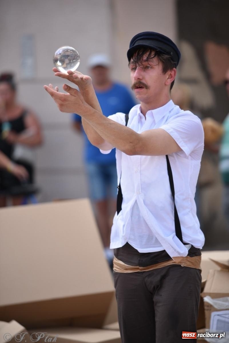 Zdjęcie w galerii na portalu naszraciborz.pl: Co to za cyrki? Spektakl na raciborskim Rynku wiadomości z regionu