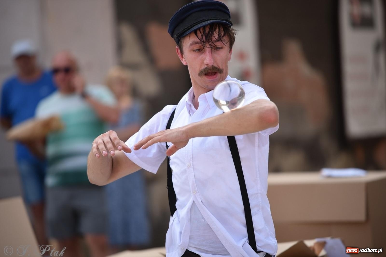 Zdjęcie w galerii na portalu naszraciborz.pl: Co to za cyrki? Spektakl na raciborskim Rynku wiadomości z regionu