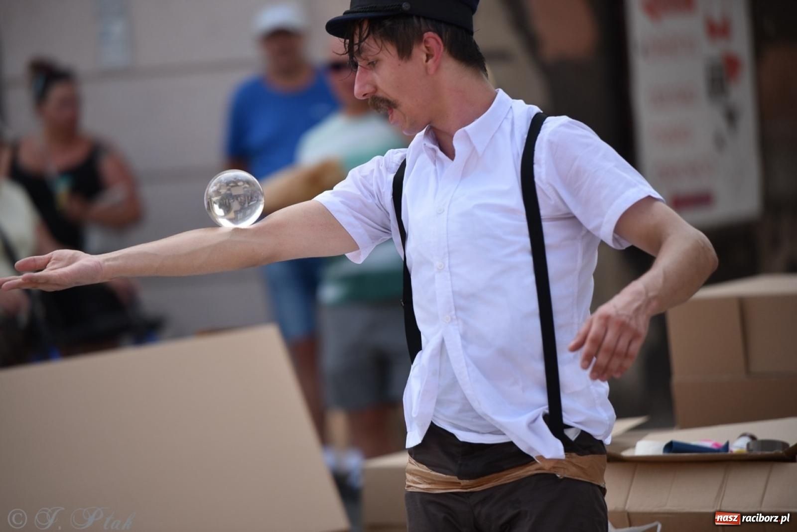 Zdjęcie w galerii na portalu naszraciborz.pl: Co to za cyrki? Spektakl na raciborskim Rynku wiadomości z regionu