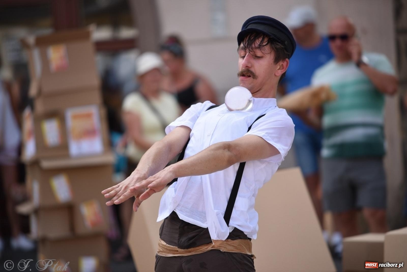 Zdjęcie w galerii na portalu naszraciborz.pl: Co to za cyrki? Spektakl na raciborskim Rynku wiadomości z regionu