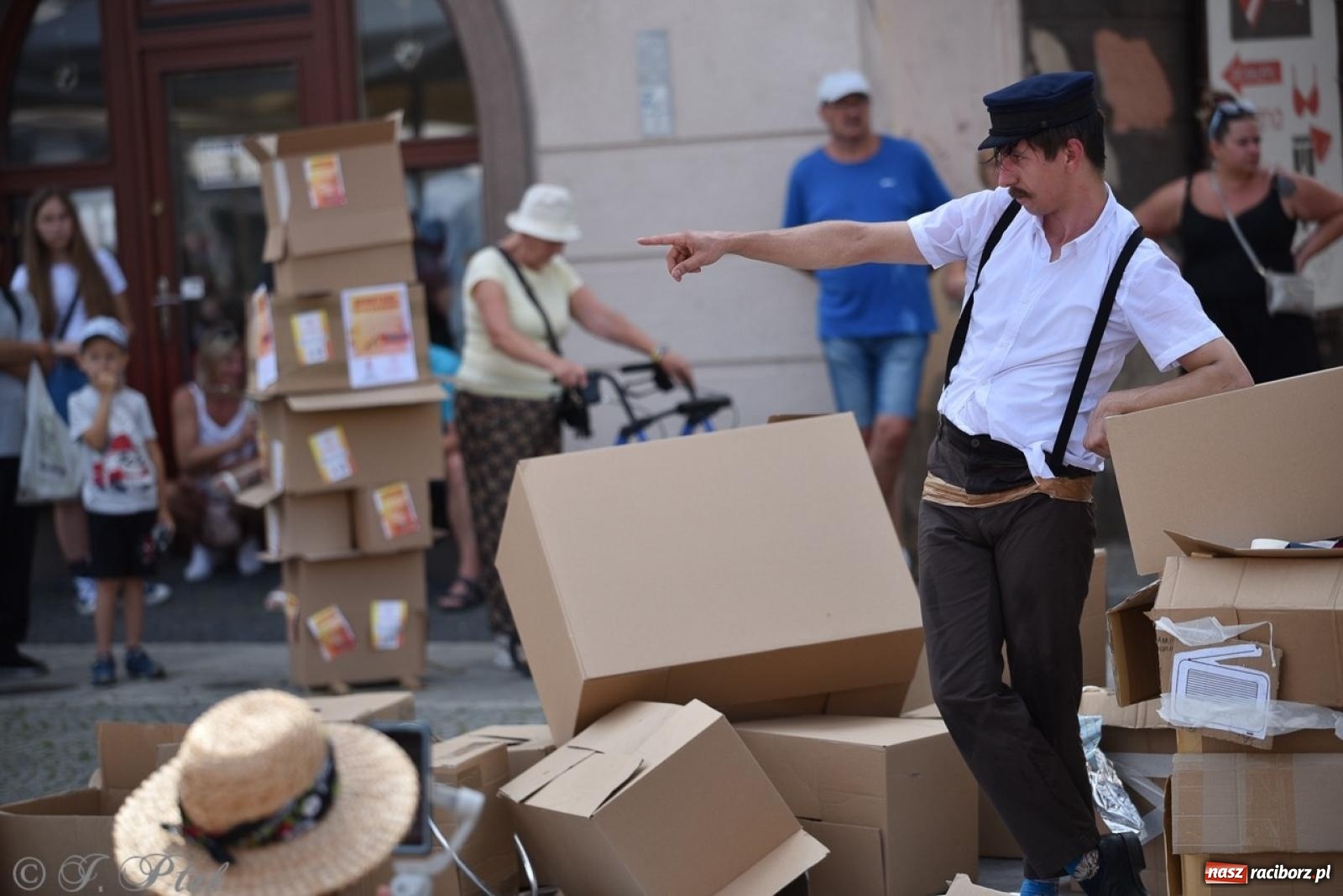 Zdjęcie w galerii na portalu naszraciborz.pl: Co to za cyrki? Spektakl na raciborskim Rynku wiadomości z regionu