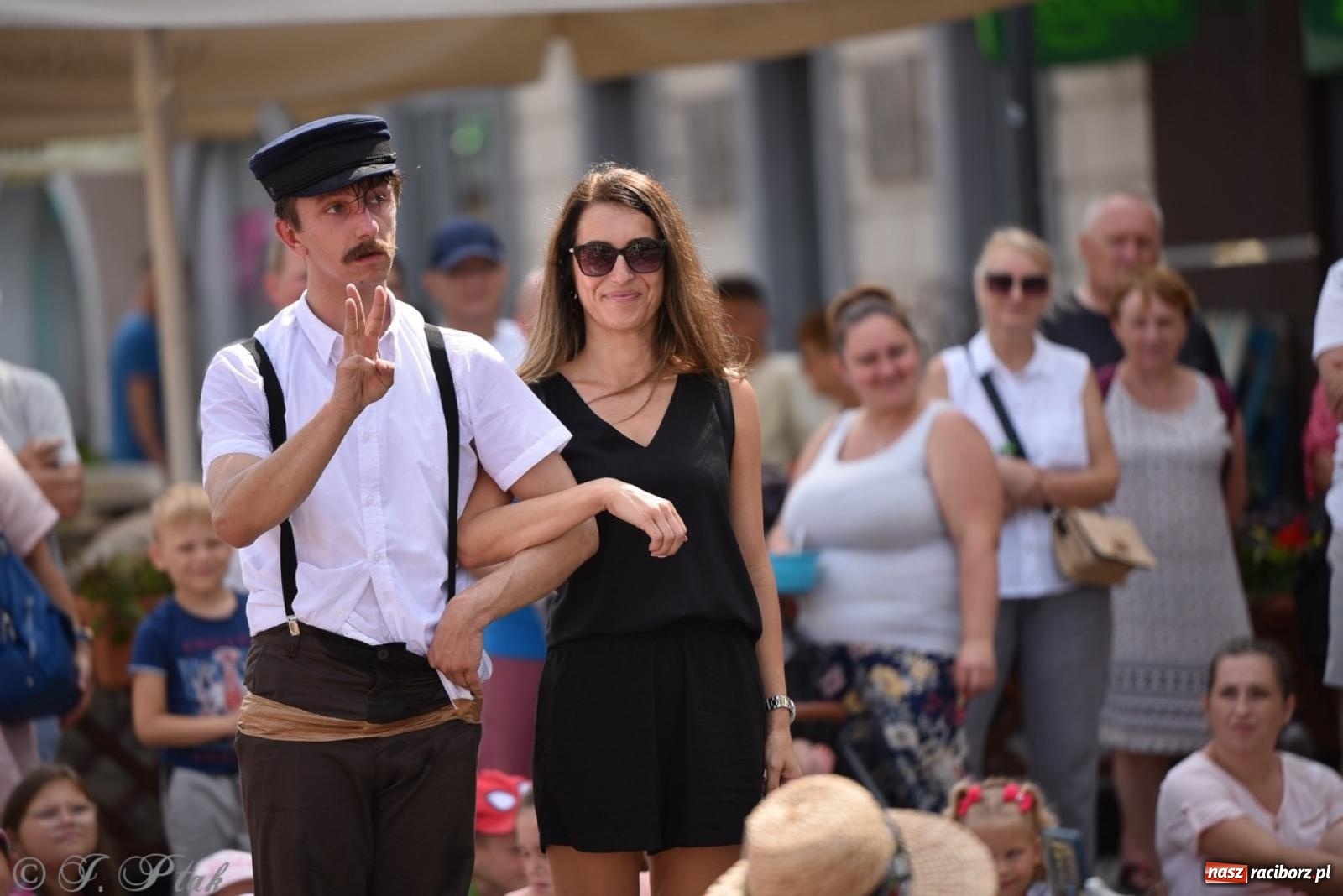 Zdjęcie w galerii na portalu naszraciborz.pl: Co to za cyrki? Spektakl na raciborskim Rynku wiadomości z regionu