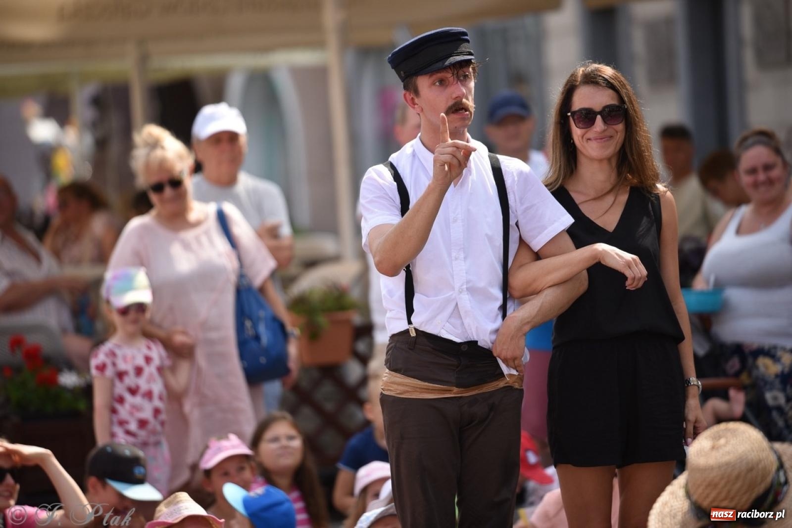 Zdjęcie w galerii na portalu naszraciborz.pl: Co to za cyrki? Spektakl na raciborskim Rynku wiadomości z regionu