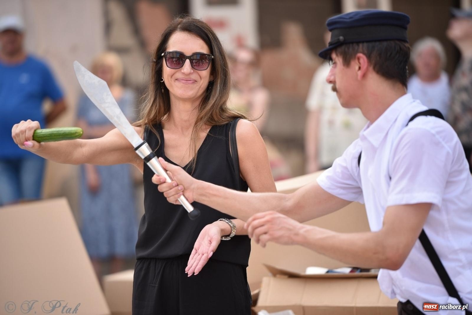 Zdjęcie w galerii na portalu naszraciborz.pl: Co to za cyrki? Spektakl na raciborskim Rynku wiadomości z regionu