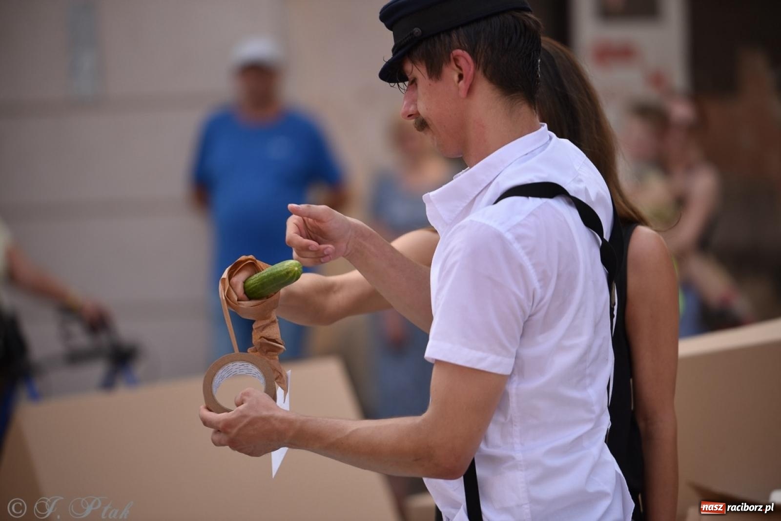 Zdjęcie w galerii na portalu naszraciborz.pl: Co to za cyrki? Spektakl na raciborskim Rynku wiadomości z regionu