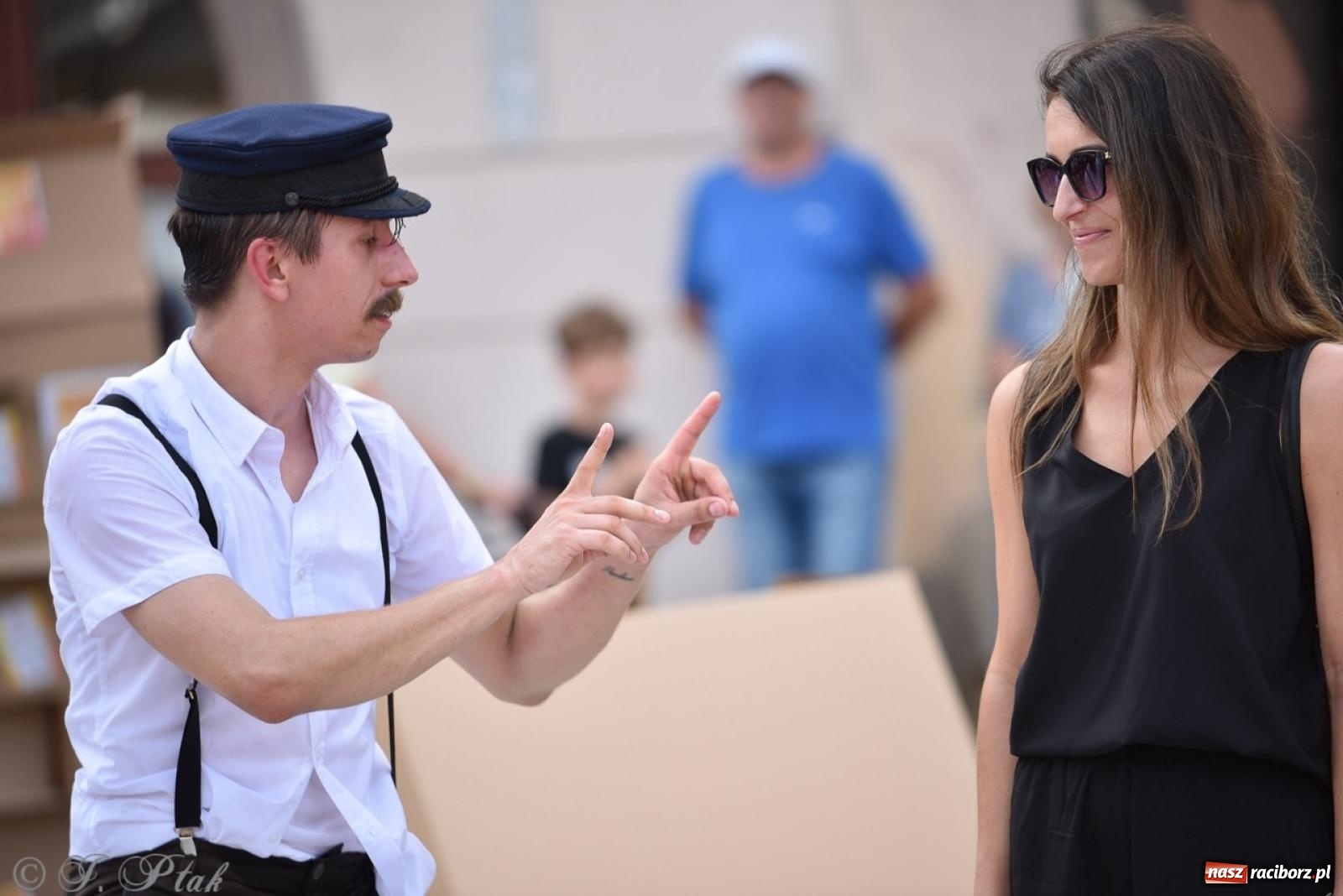 Zdjęcie w galerii na portalu naszraciborz.pl: Co to za cyrki? Spektakl na raciborskim Rynku wiadomości z regionu