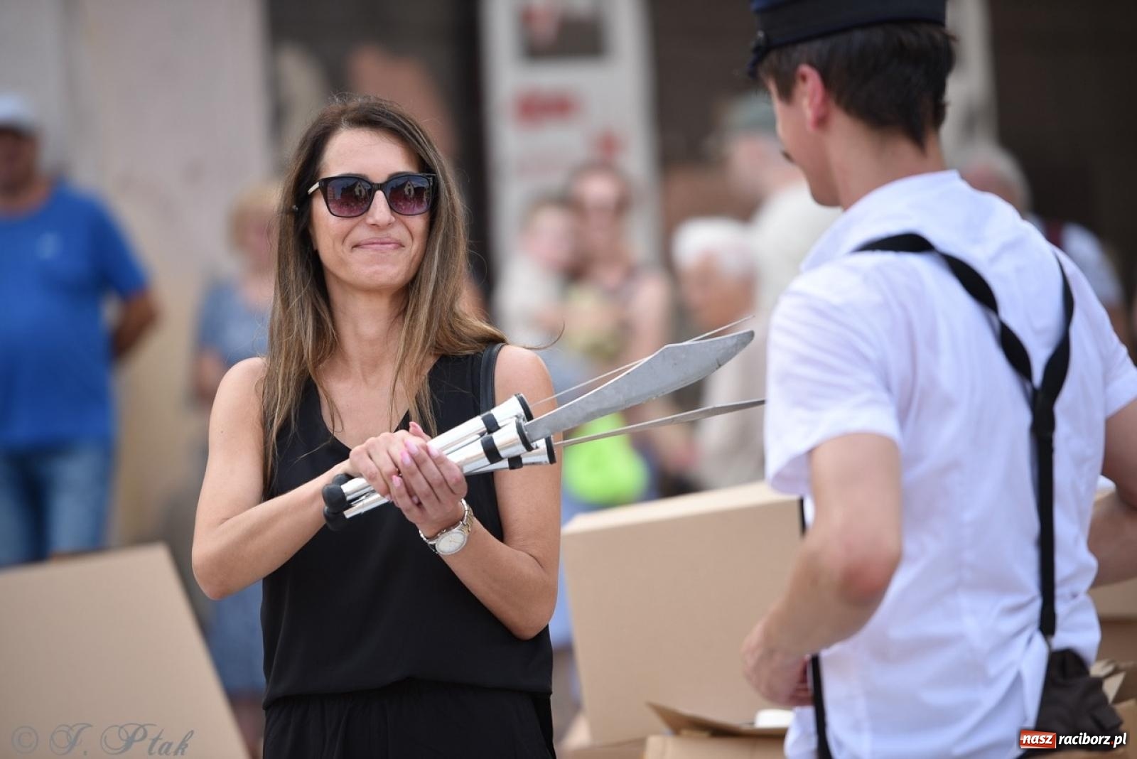 Zdjęcie w galerii na portalu naszraciborz.pl: Co to za cyrki? Spektakl na raciborskim Rynku wiadomości z regionu
