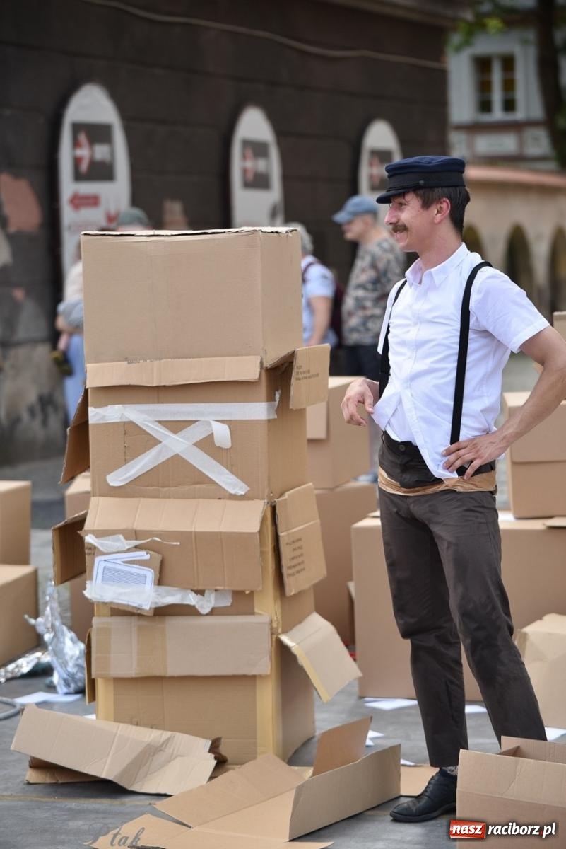 Zdjęcie w galerii na portalu naszraciborz.pl: Co to za cyrki? Spektakl na raciborskim Rynku wiadomości z regionu