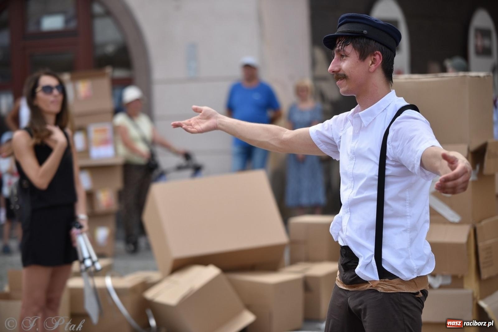 Zdjęcie w galerii na portalu naszraciborz.pl: Co to za cyrki? Spektakl na raciborskim Rynku wiadomości z regionu