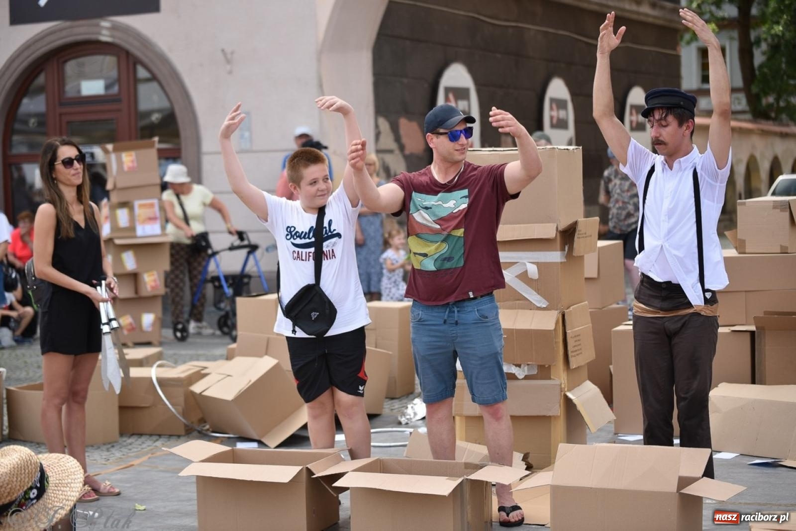 Zdjęcie w galerii na portalu naszraciborz.pl: Co to za cyrki? Spektakl na raciborskim Rynku wiadomości z regionu