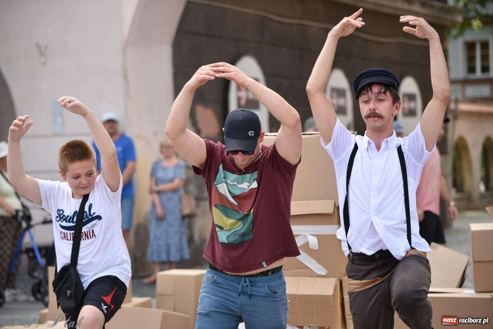 Zdjęcie w galerii na portalu naszraciborz.pl: Co to za cyrki? Spektakl na raciborskim Rynku wiadomości z regionu