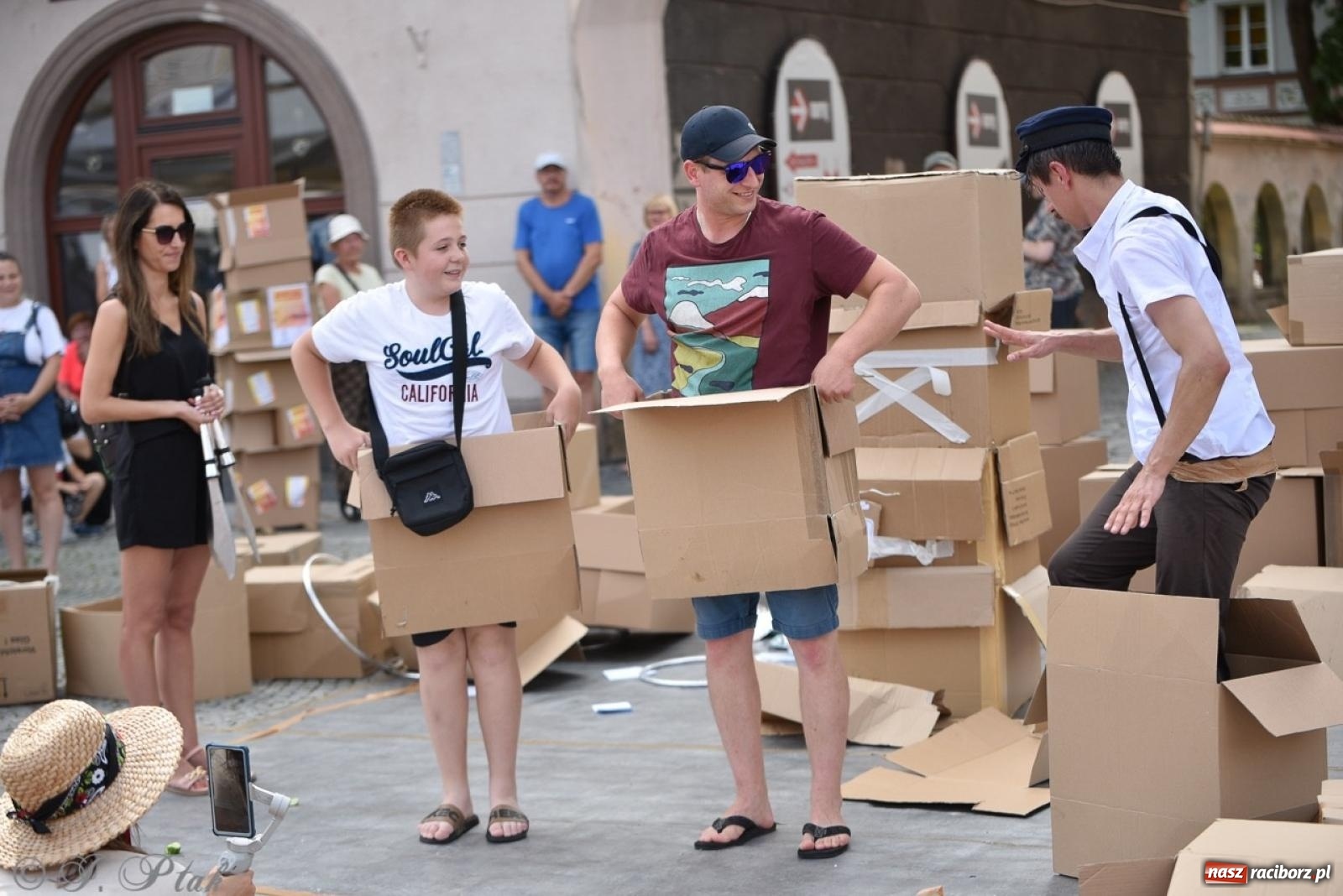 Zdjęcie w galerii na portalu naszraciborz.pl: Co to za cyrki? Spektakl na raciborskim Rynku wiadomości z regionu