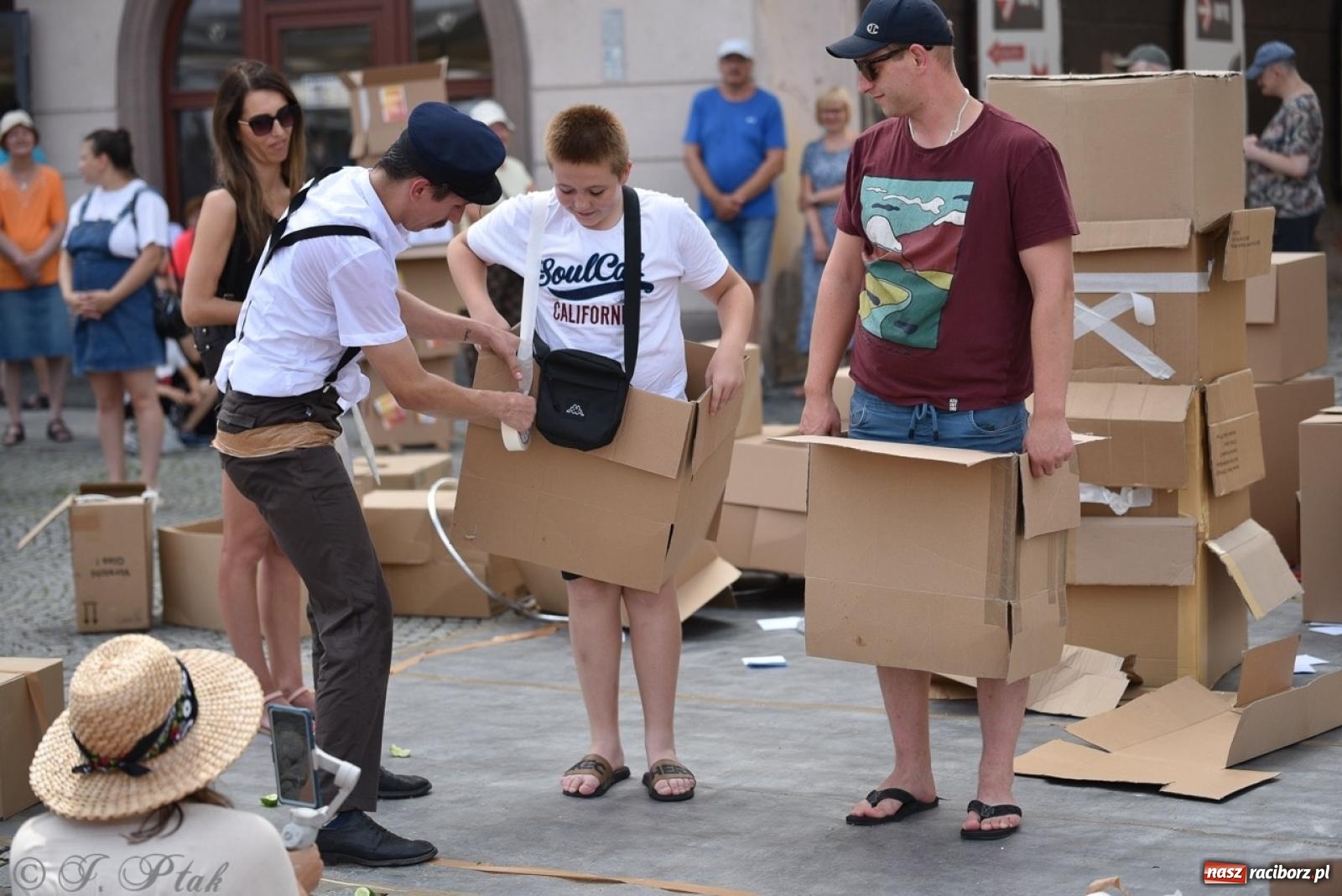 Zdjęcie w galerii na portalu naszraciborz.pl: Co to za cyrki? Spektakl na raciborskim Rynku wiadomości z regionu