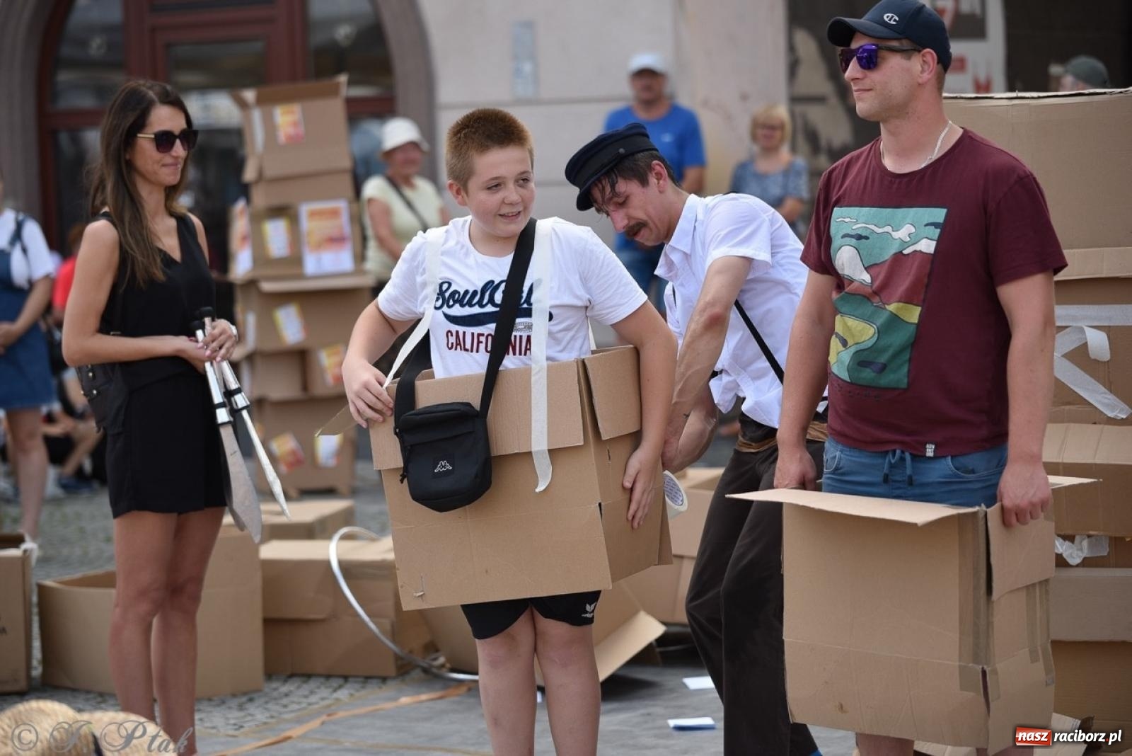Zdjęcie w galerii na portalu naszraciborz.pl: Co to za cyrki? Spektakl na raciborskim Rynku wiadomości z regionu