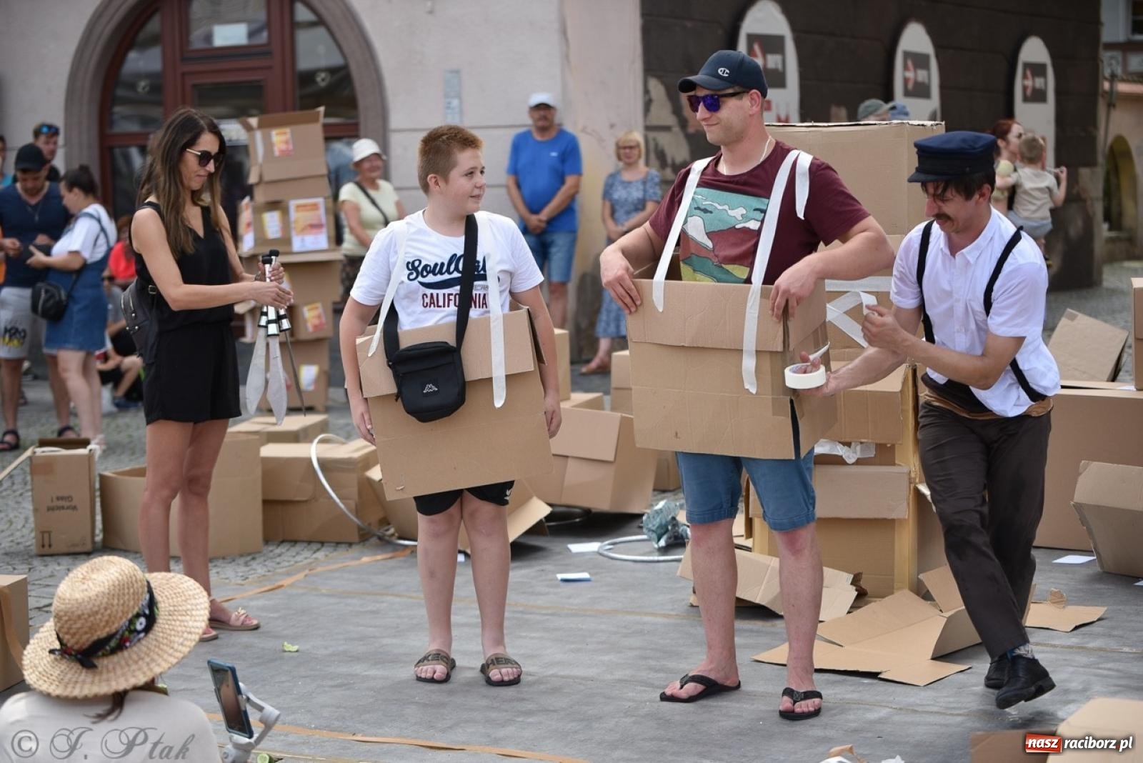 Zdjęcie w galerii na portalu naszraciborz.pl: Co to za cyrki? Spektakl na raciborskim Rynku wiadomości z regionu