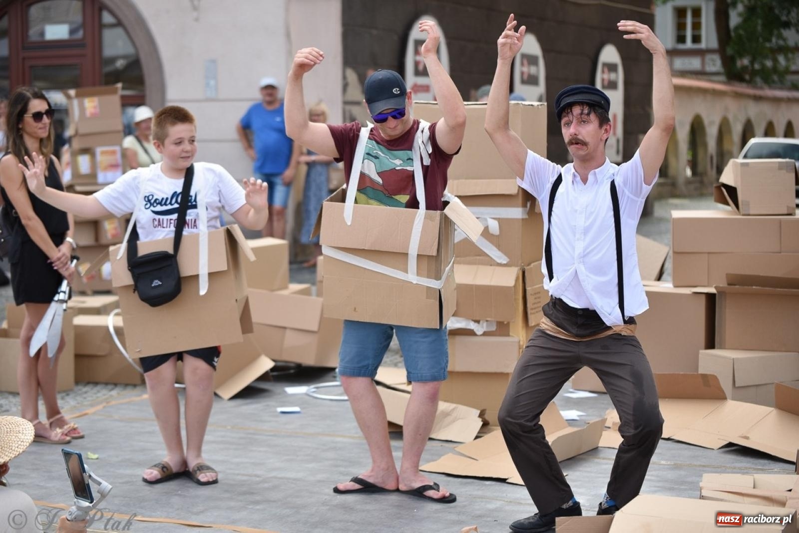 Zdjęcie w galerii na portalu naszraciborz.pl: Co to za cyrki? Spektakl na raciborskim Rynku wiadomości z regionu