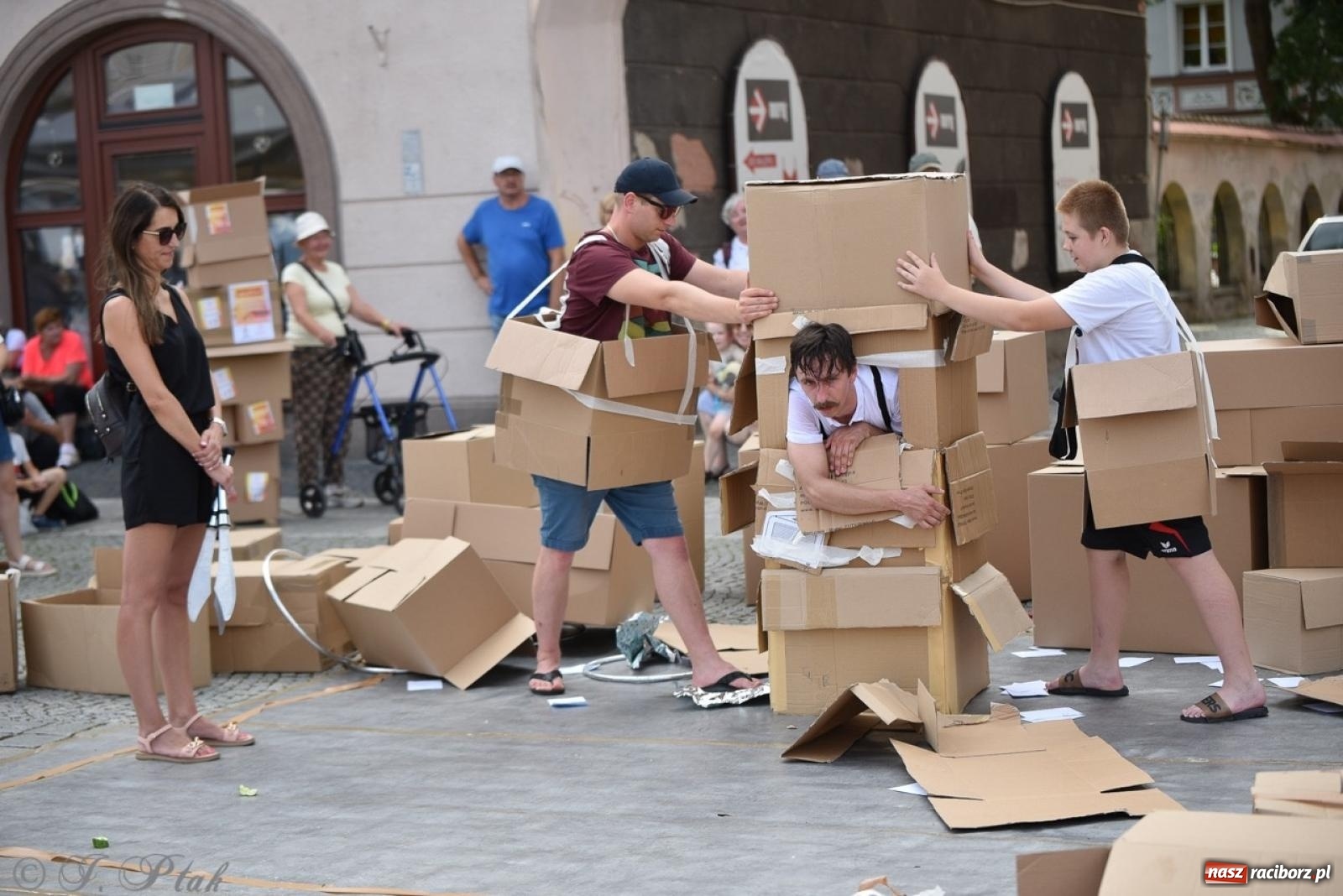 Zdjęcie w galerii na portalu naszraciborz.pl: Co to za cyrki? Spektakl na raciborskim Rynku wiadomości z regionu