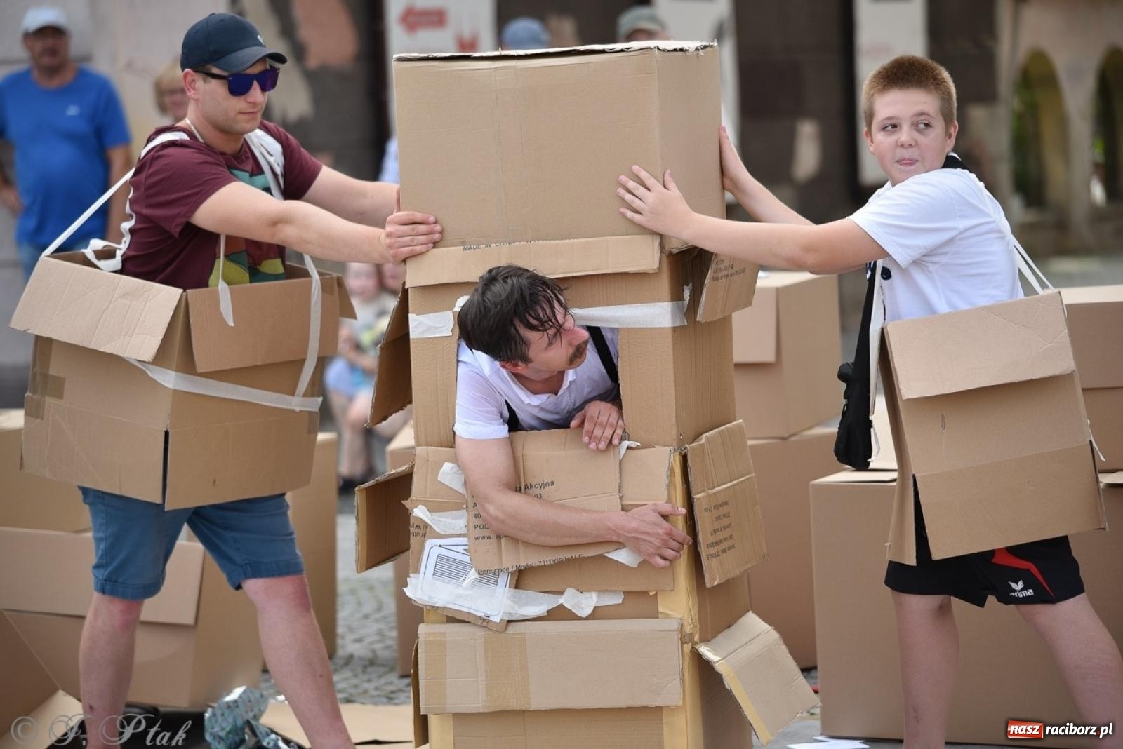 Zdjęcie w galerii na portalu naszraciborz.pl: Co to za cyrki? Spektakl na raciborskim Rynku wiadomości z regionu