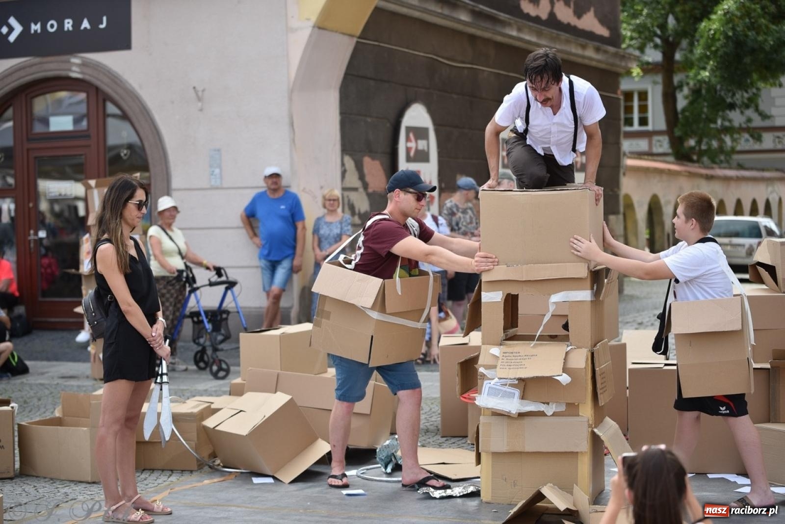 Zdjęcie w galerii na portalu naszraciborz.pl: Co to za cyrki? Spektakl na raciborskim Rynku wiadomości z regionu