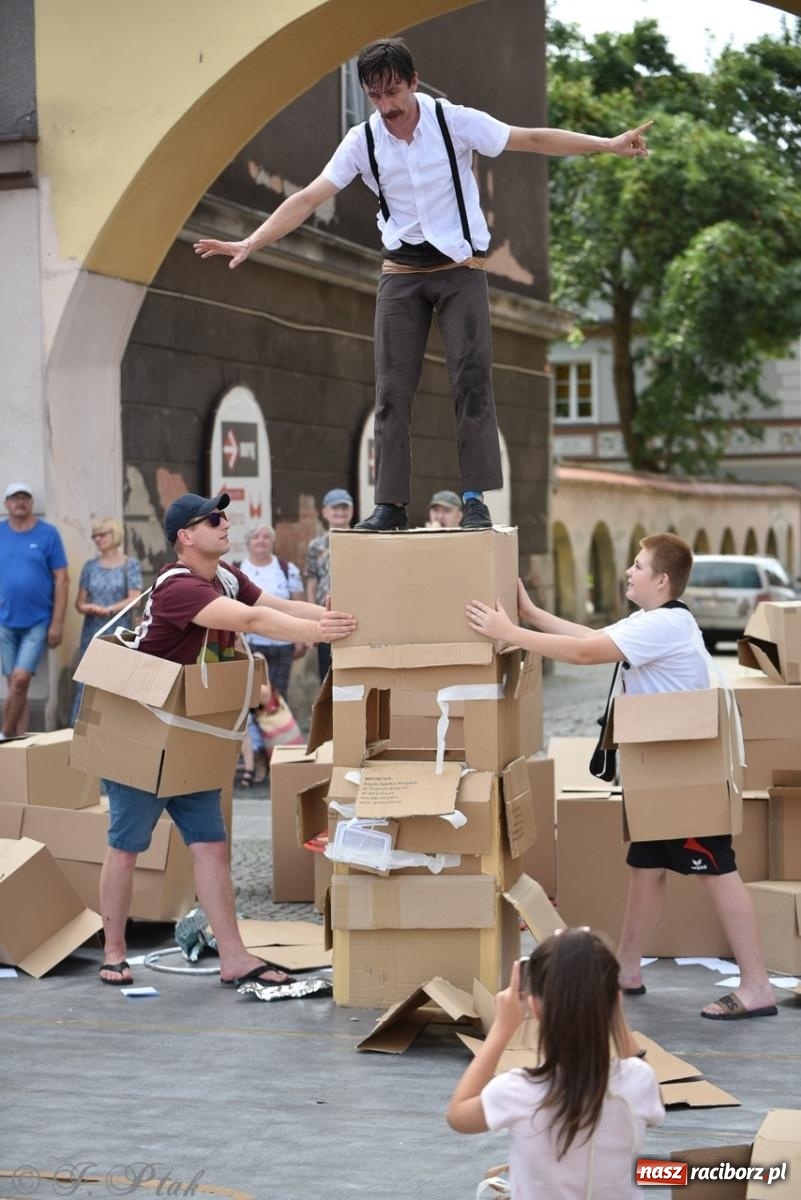 Zdjęcie w galerii na portalu naszraciborz.pl: Co to za cyrki? Spektakl na raciborskim Rynku wiadomości z regionu