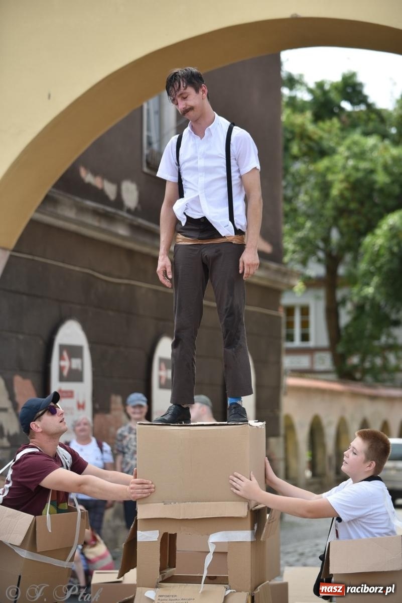 Zdjęcie w galerii na portalu naszraciborz.pl: Co to za cyrki? Spektakl na raciborskim Rynku wiadomości z regionu