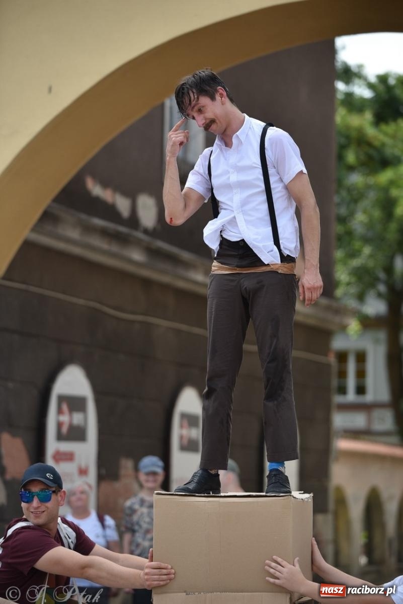Zdjęcie w galerii na portalu naszraciborz.pl: Co to za cyrki? Spektakl na raciborskim Rynku wiadomości z regionu