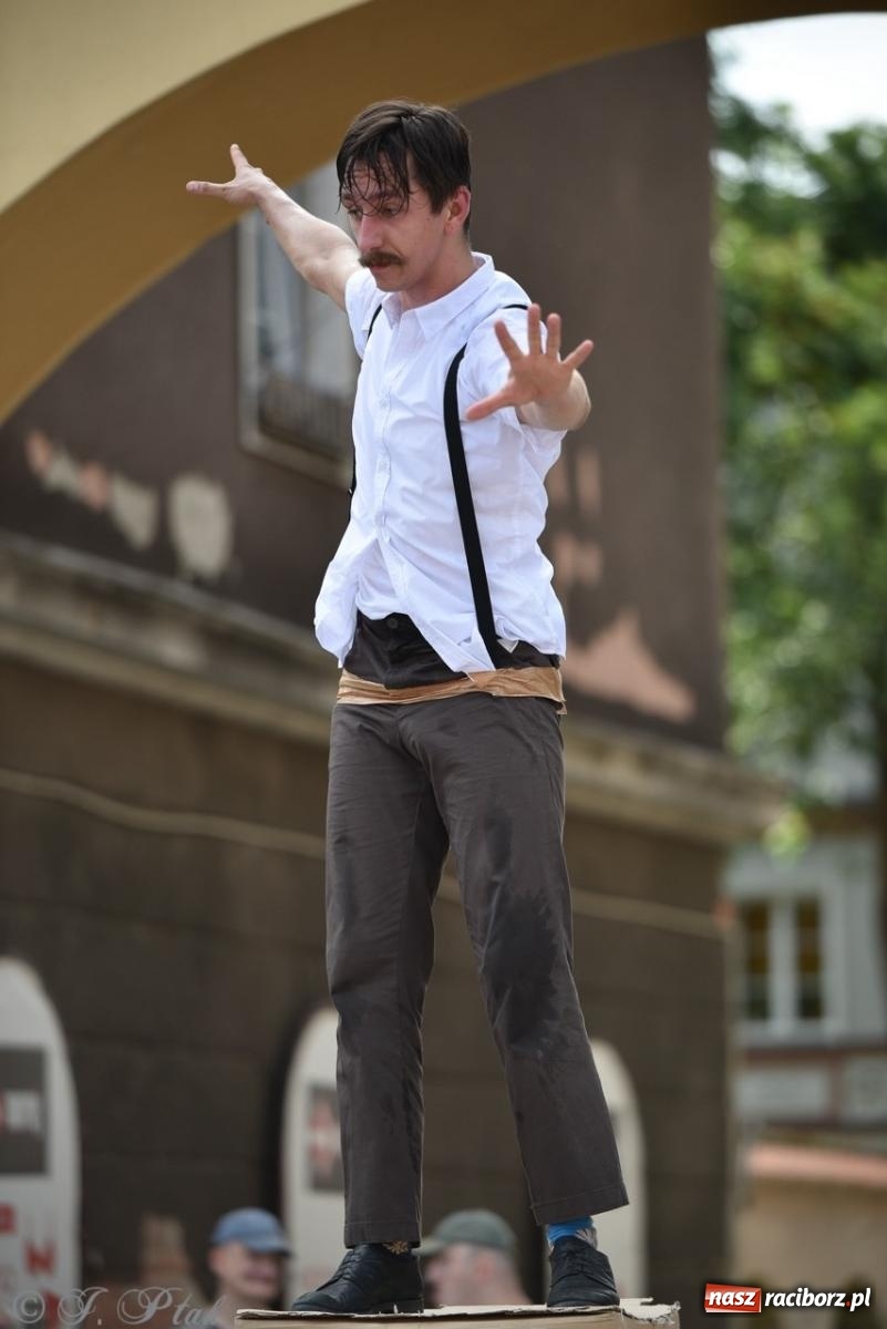 Zdjęcie w galerii na portalu naszraciborz.pl: Co to za cyrki? Spektakl na raciborskim Rynku wiadomości z regionu