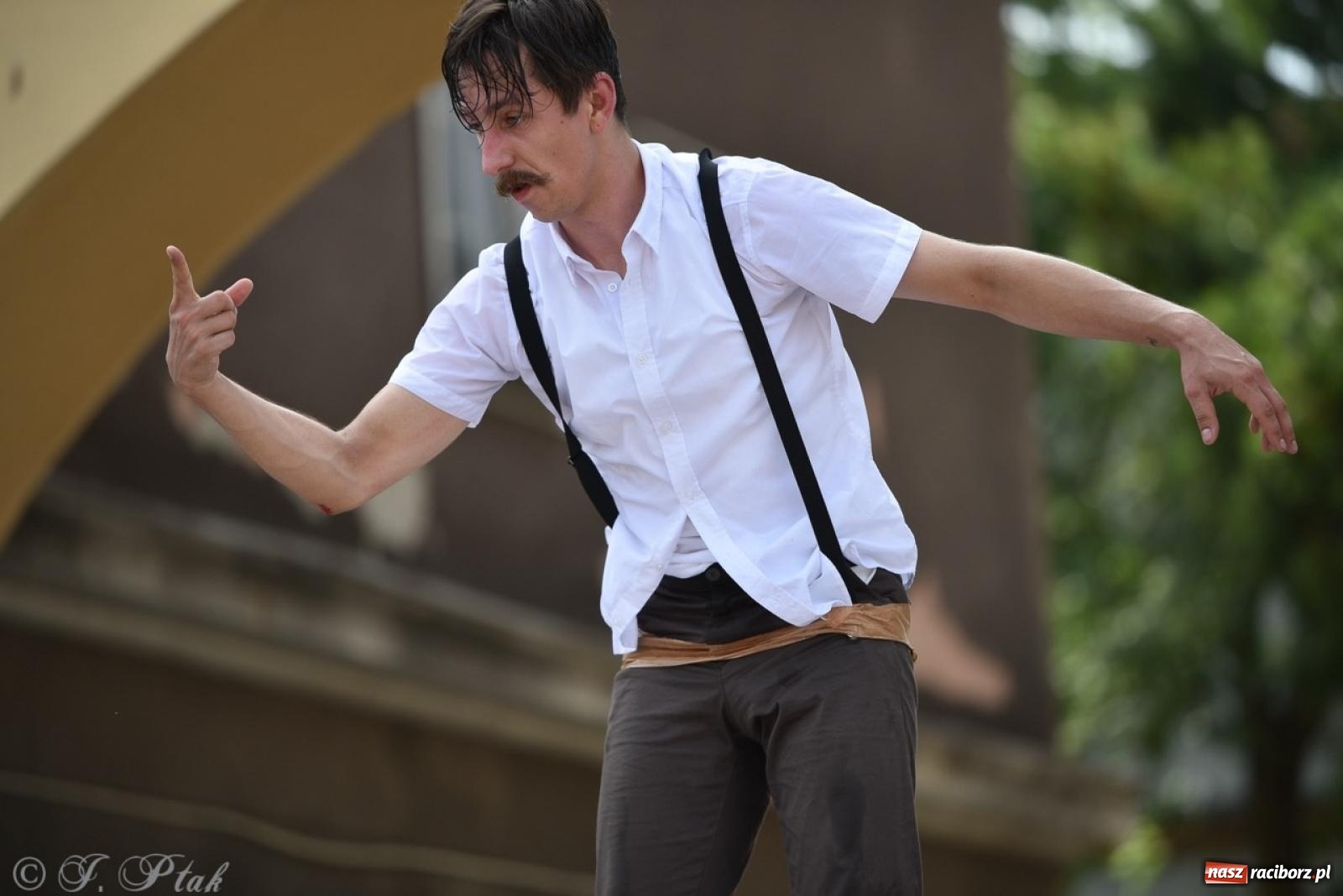 Zdjęcie w galerii na portalu naszraciborz.pl: Co to za cyrki? Spektakl na raciborskim Rynku wiadomości z regionu