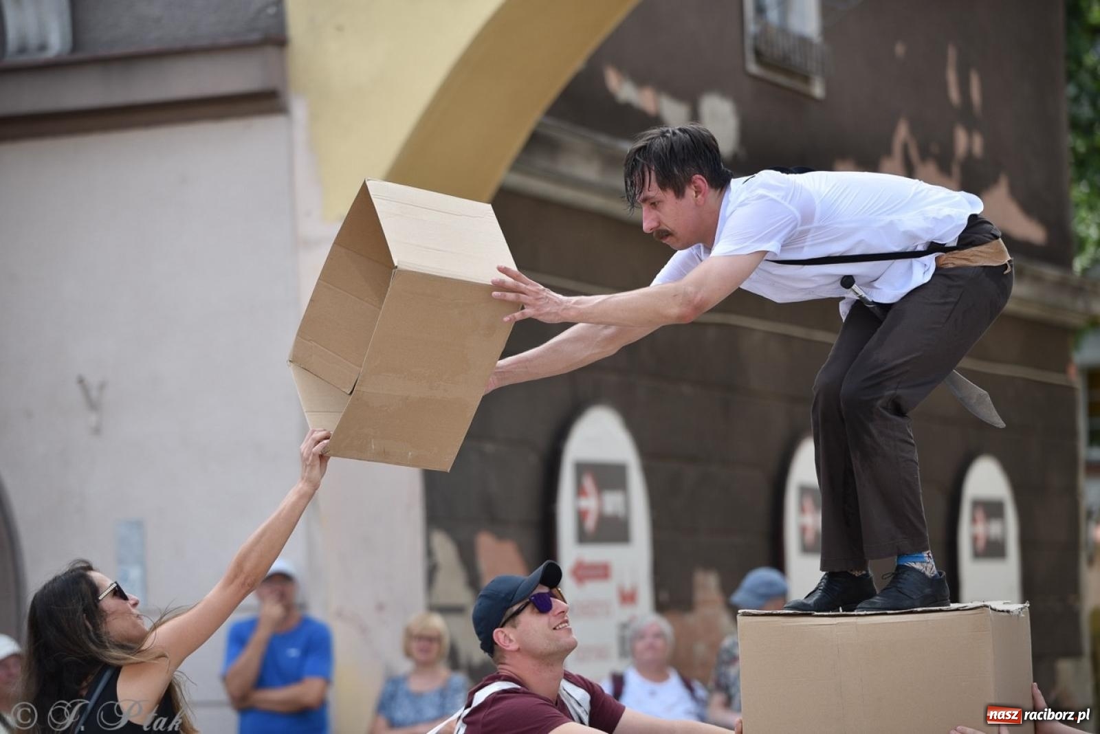 Zdjęcie w galerii na portalu naszraciborz.pl: Co to za cyrki? Spektakl na raciborskim Rynku wiadomości z regionu