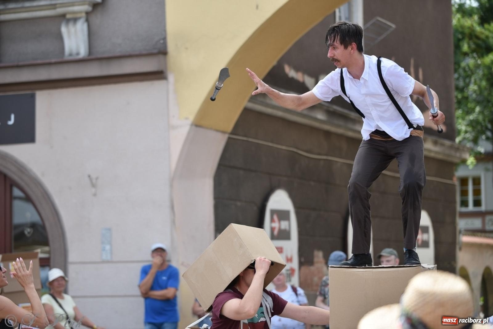 Zdjęcie w galerii na portalu naszraciborz.pl: Co to za cyrki? Spektakl na raciborskim Rynku wiadomości z regionu
