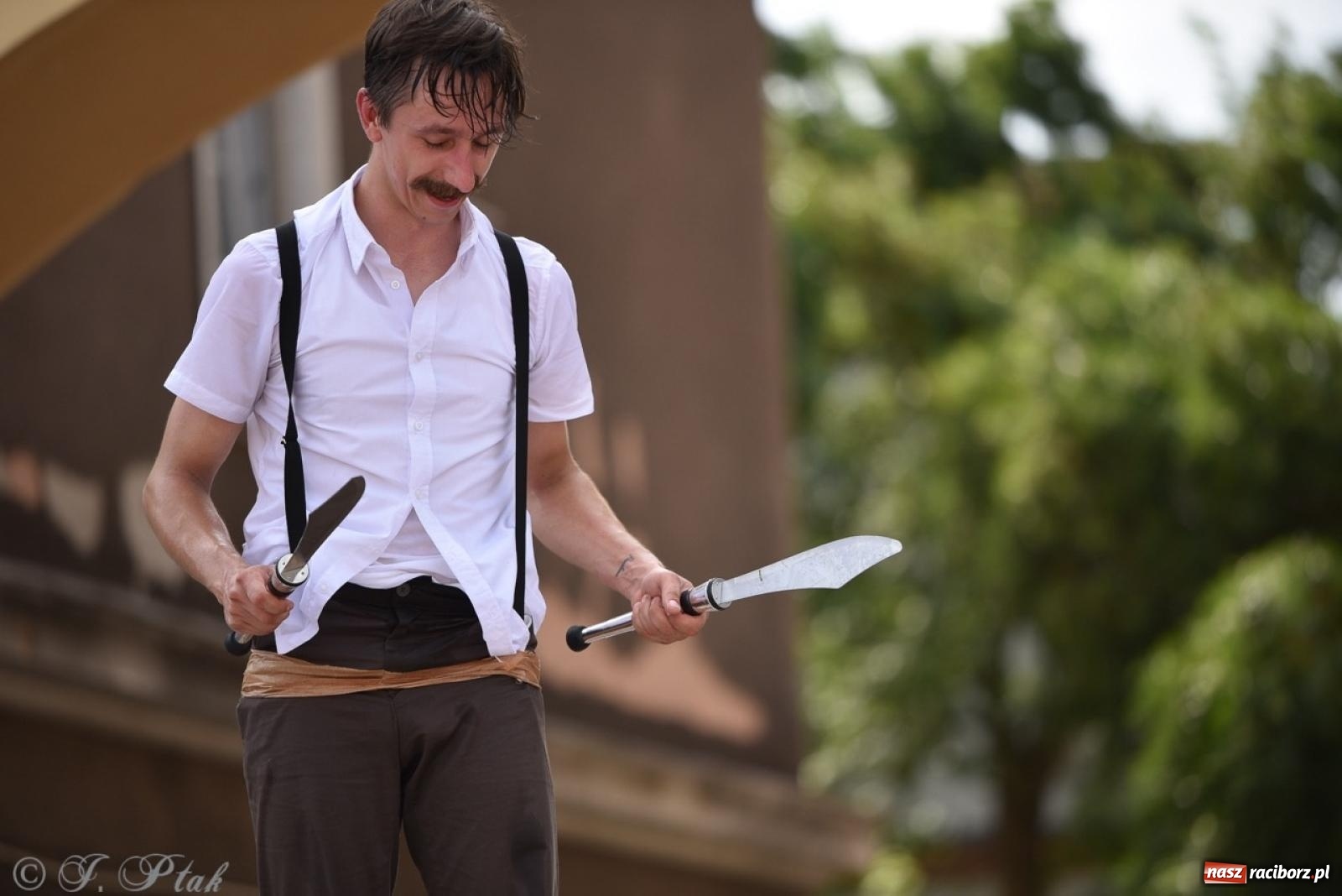 Zdjęcie w galerii na portalu naszraciborz.pl: Co to za cyrki? Spektakl na raciborskim Rynku wiadomości z regionu