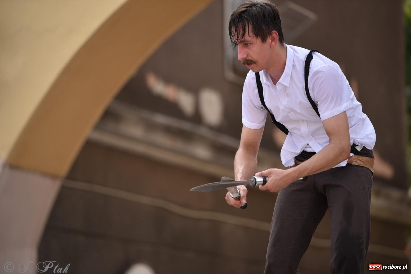 Zdjęcie w galerii na portalu naszraciborz.pl: Co to za cyrki? Spektakl na raciborskim Rynku wiadomości z regionu