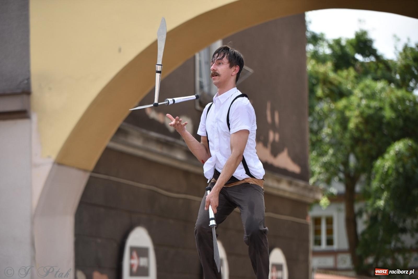 Zdjęcie w galerii na portalu naszraciborz.pl: Co to za cyrki? Spektakl na raciborskim Rynku wiadomości z regionu