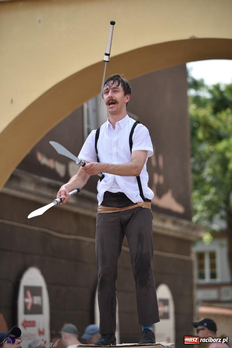 Zdjęcie w galerii na portalu naszraciborz.pl: Co to za cyrki? Spektakl na raciborskim Rynku wiadomości z regionu