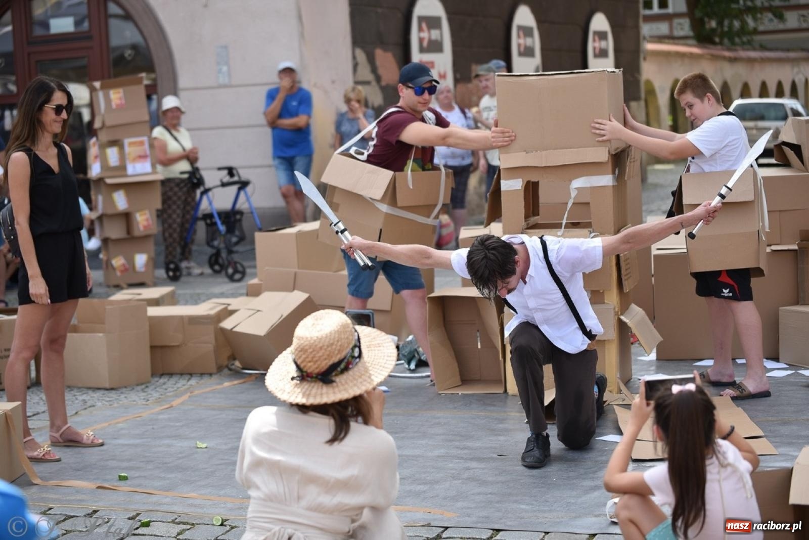 Zdjęcie w galerii na portalu naszraciborz.pl: Co to za cyrki? Spektakl na raciborskim Rynku wiadomości z regionu