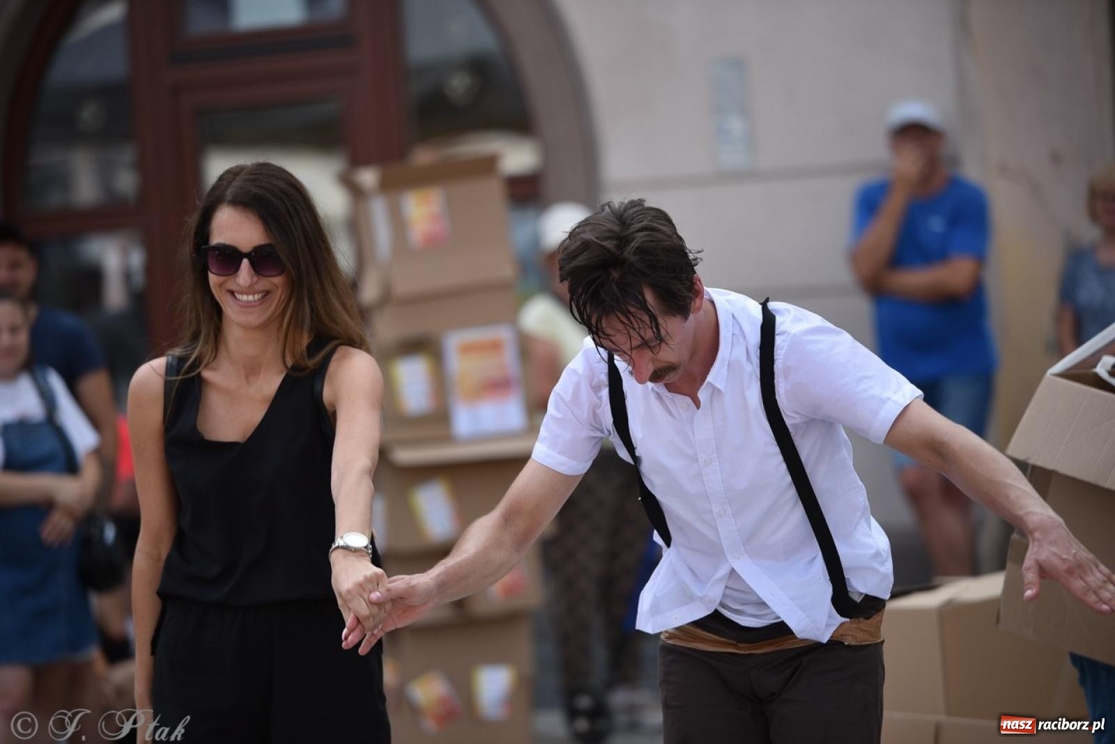 Zdjęcie w galerii na portalu naszraciborz.pl: Co to za cyrki? Spektakl na raciborskim Rynku wiadomości z regionu