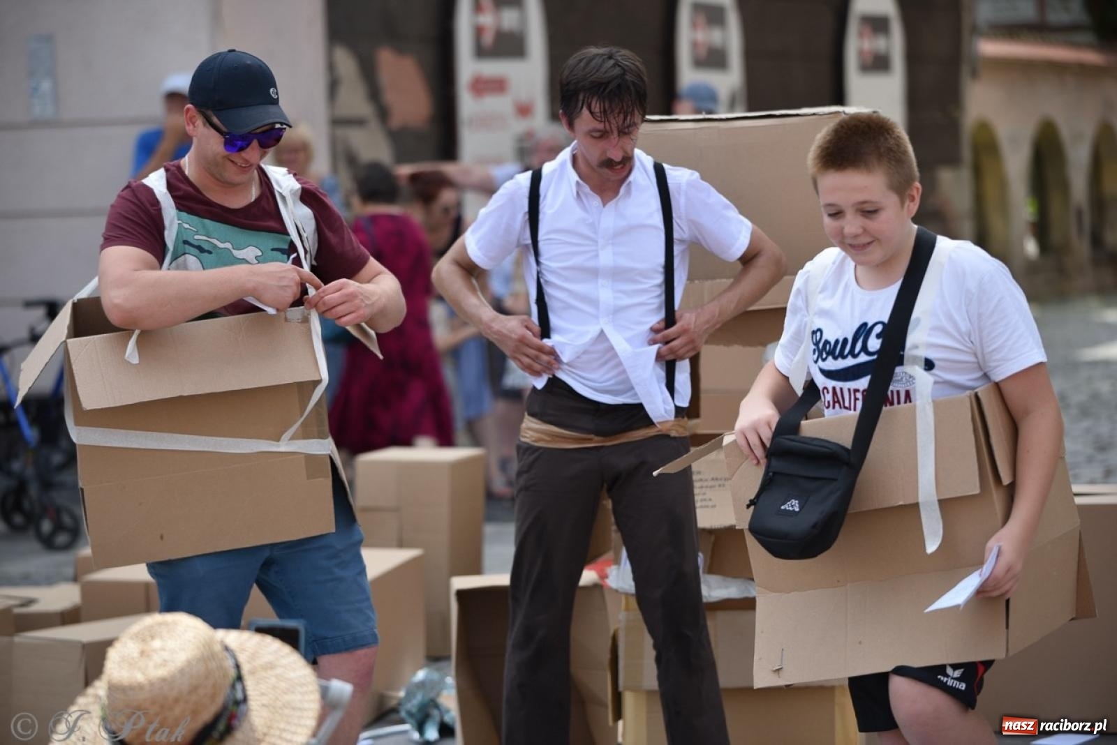 Zdjęcie w galerii na portalu naszraciborz.pl: Co to za cyrki? Spektakl na raciborskim Rynku wiadomości z regionu