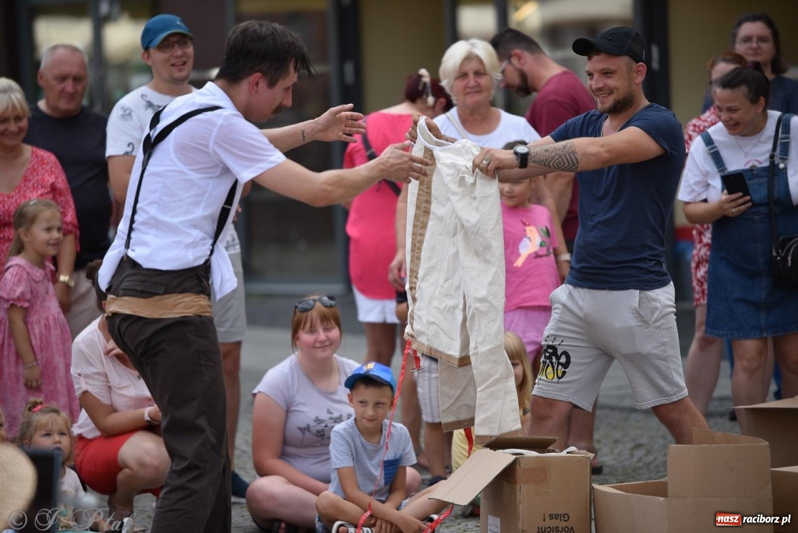 Zdjęcie w galerii na portalu naszraciborz.pl: Co to za cyrki? Spektakl na raciborskim Rynku wiadomości z regionu