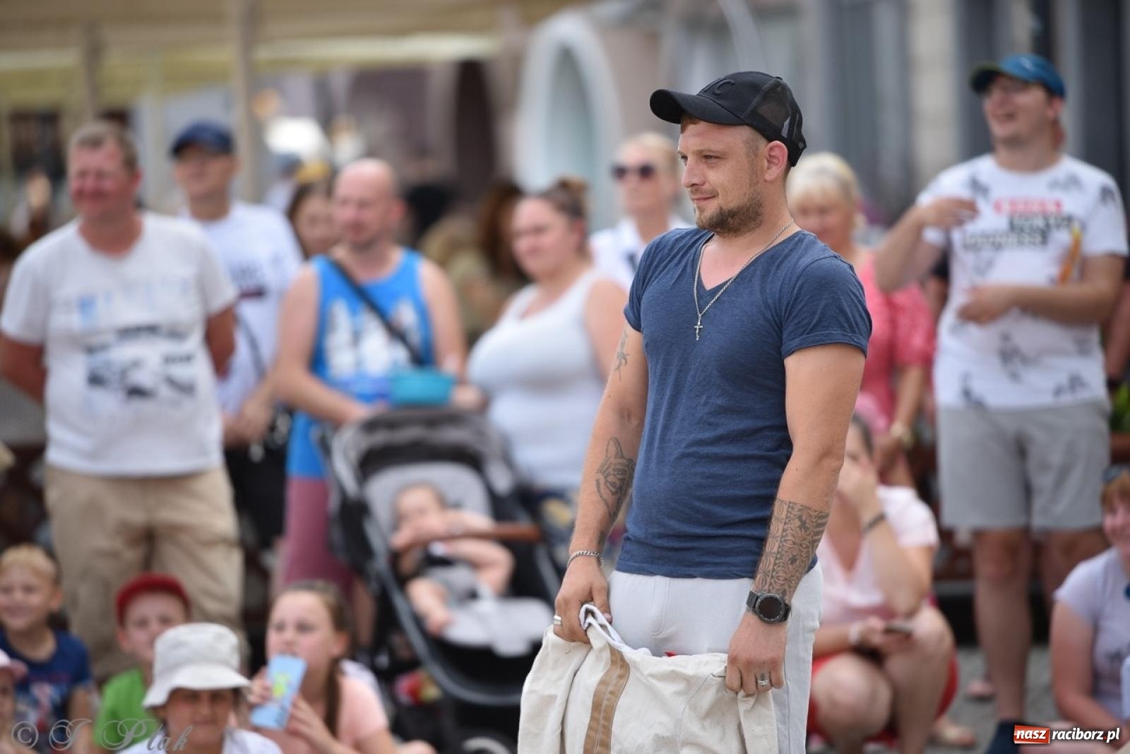 Zdjęcie w galerii na portalu naszraciborz.pl: Co to za cyrki? Spektakl na raciborskim Rynku wiadomości z regionu