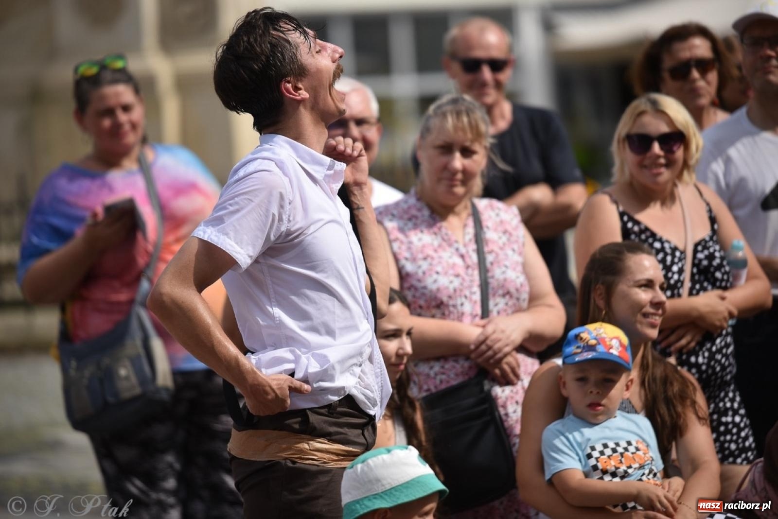 Zdjęcie w galerii na portalu naszraciborz.pl: Co to za cyrki? Spektakl na raciborskim Rynku wiadomości z regionu