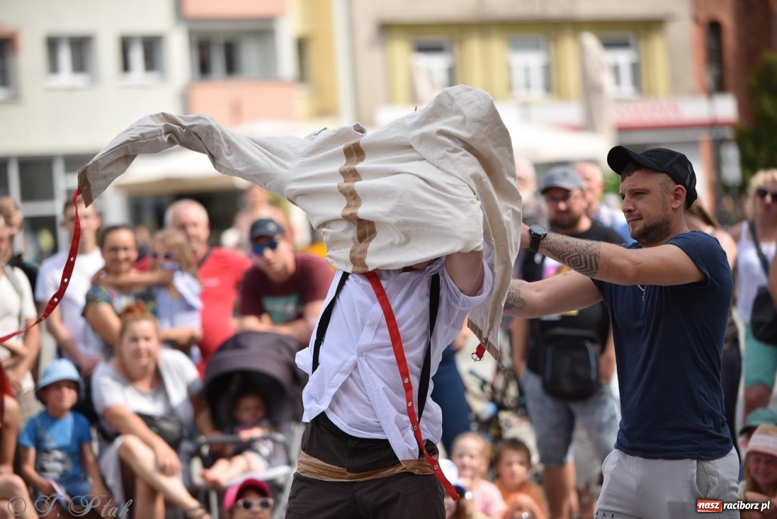 Zdjęcie w galerii na portalu naszraciborz.pl: Co to za cyrki? Spektakl na raciborskim Rynku wiadomości z regionu