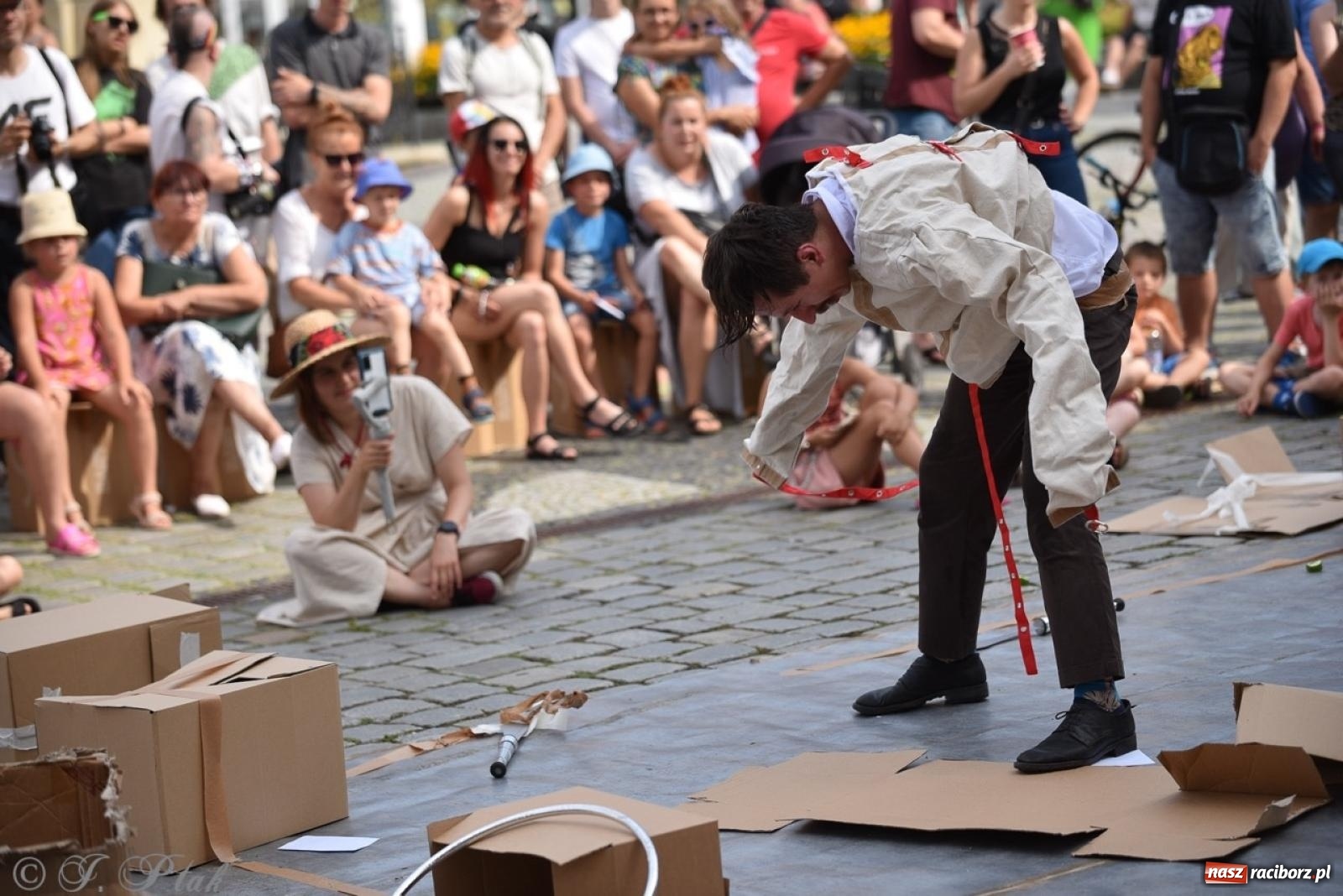 Zdjęcie w galerii na portalu naszraciborz.pl: Co to za cyrki? Spektakl na raciborskim Rynku wiadomości z regionu