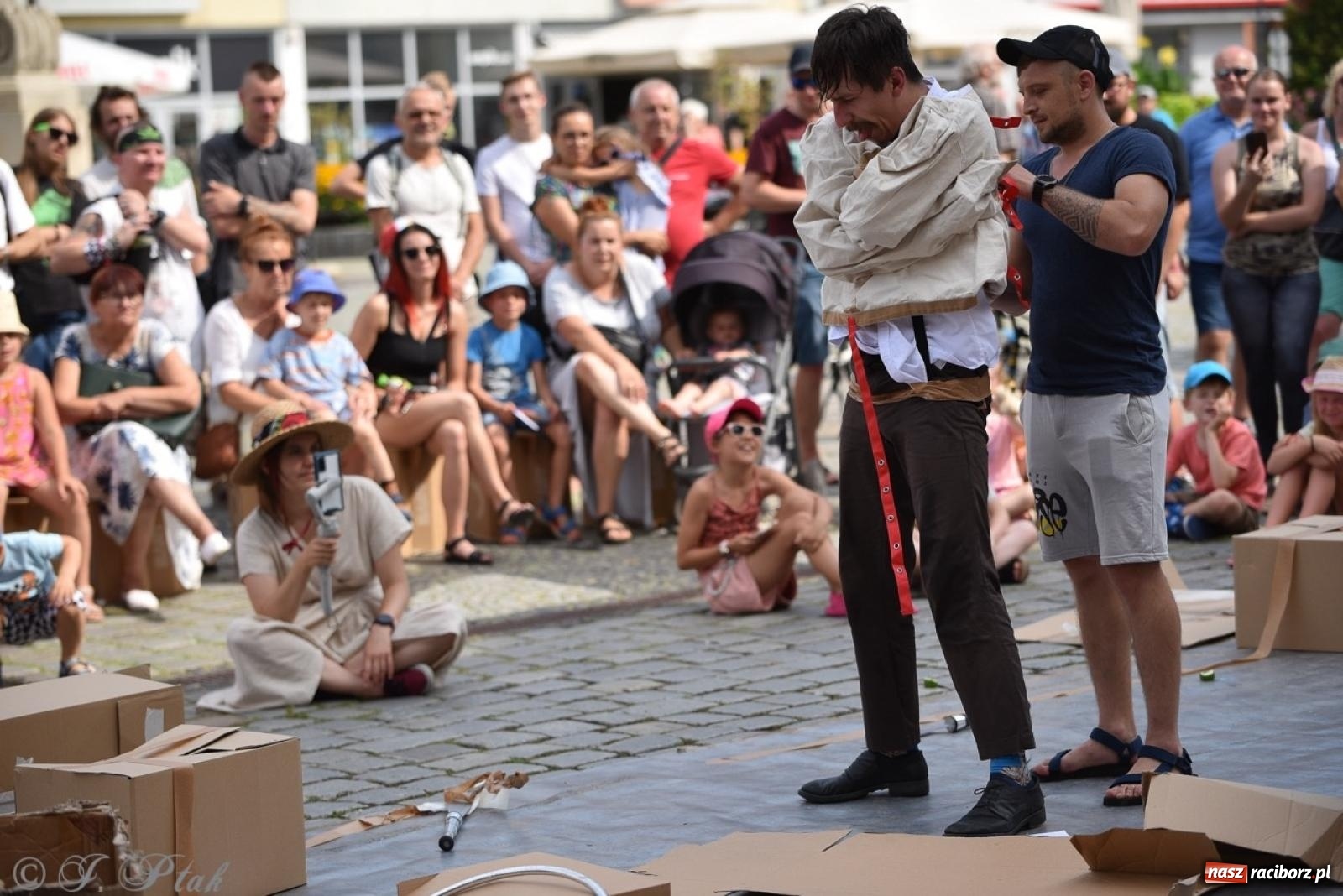 Zdjęcie w galerii na portalu naszraciborz.pl: Co to za cyrki? Spektakl na raciborskim Rynku wiadomości z regionu