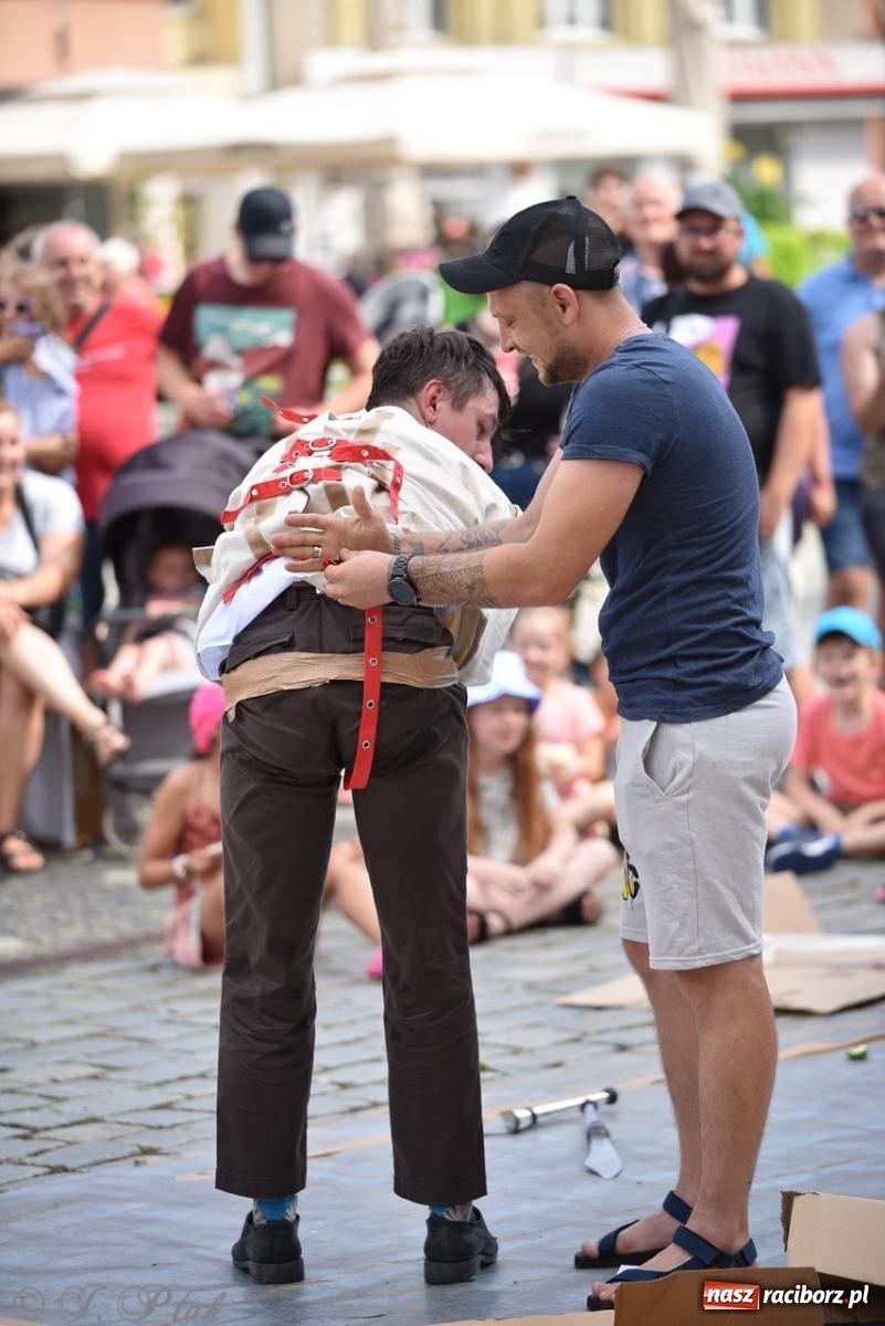 Zdjęcie w galerii na portalu naszraciborz.pl: Co to za cyrki? Spektakl na raciborskim Rynku wiadomości z regionu