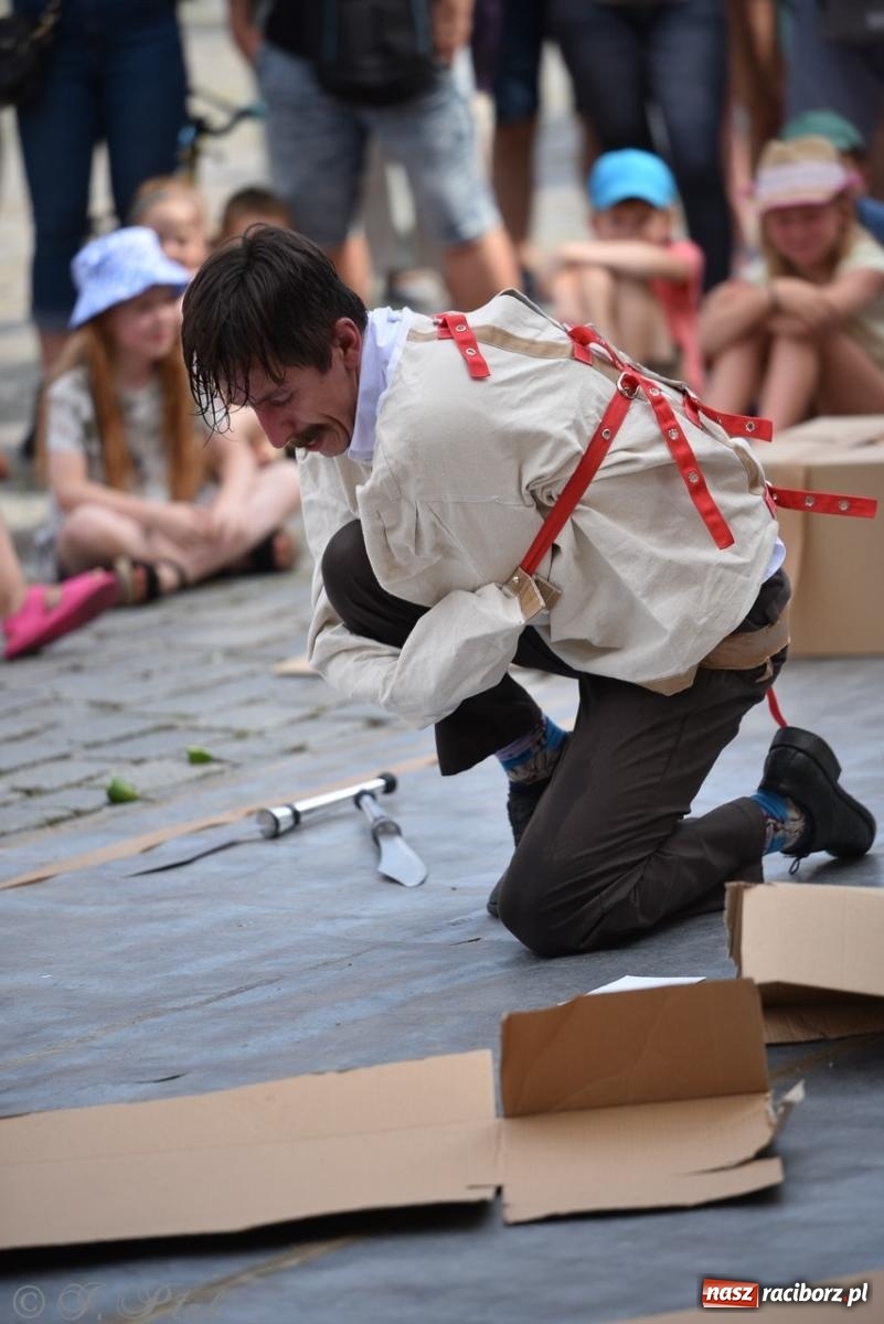 Zdjęcie w galerii na portalu naszraciborz.pl: Co to za cyrki? Spektakl na raciborskim Rynku wiadomości z regionu